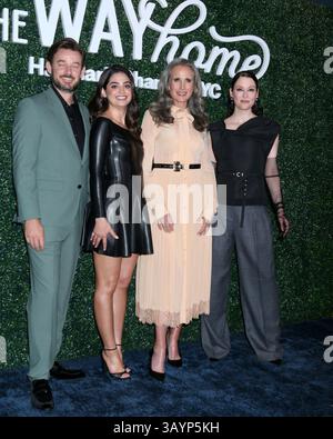 Los Angeles, États-Unis. 22 avril 2025. De gauche à droite, Evan Williams, Sadie Laflamme-Snow, Andie MacDowell, Chyler Leigh lors de la projection de la saison 3 de The Way Home de la chaîne Hallmark Channel et de l'événement Emmys FYC. Crédit : Kathy Hutchins / Alamy Live News Banque D'Images