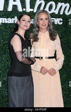 Los Angeles, États-Unis. 22 avril 2025. De gauche à droite, Chyler Leigh, Andie MacDowell à la projection « The Way Home » de la saison 3 de la chaîne Hallmark Channel et à l'événement Emmys FYC. Crédit : Kathy Hutchins / Alamy Live News Banque D'Images