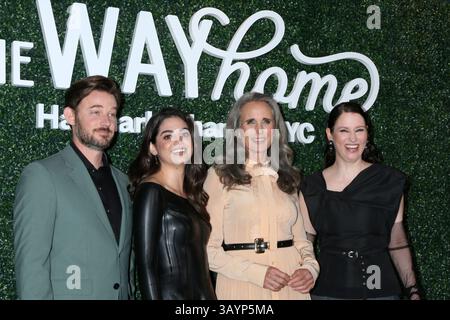 Los Angeles, États-Unis. 22 avril 2025. De gauche à droite, Evan Williams, Sadie Laflamme-Snow, Andie MacDowell, Chyler Leigh lors de la projection de la saison 3 de The Way Home de la chaîne Hallmark Channel et de l'événement Emmys FYC. Crédit : Kathy Hutchins / Alamy Live News Banque D'Images