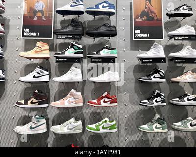 Rome, Italie - mai 27 2024 : la collection de chaussures Nike Air Jordan est exposée dans un magasin de sport. Photo de haute qualité Banque D'Images