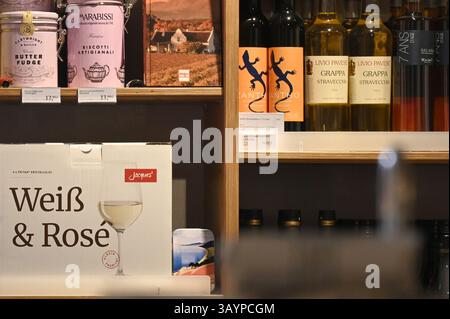 Hambourg, Allemagne. 23 avril 2025. Divers produits sont exposés sur une étagère dans une succursale de 'Jacques' Wein-Depot' dans le quartier Osdorf de Hambourg. Jacques' Wein-Depot Wein-Einzelhandel GmbH' est une filiale de 'Hawesko Holding se', qui publie son rapport annuel. Crédit : David Hammersen/dpa/Alamy Live News Banque D'Images