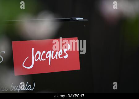 Hambourg, Allemagne. 23 avril 2025. Le mot « Jacques » est écrit sur une pancarte dans le quartier Osdorf de Hambourg. Jacques' Wein-Depot Wein-Einzelhandel GmbH' est une filiale de 'Hawesko Holding se', qui publie son rapport annuel. Crédit : David Hammersen/dpa/Alamy Live News Banque D'Images