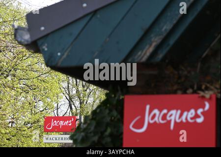 Hambourg, Allemagne. 23 avril 2025. Le mot « Jacques » apparaît sur deux panneaux dans le quartier Osdorf de Hambourg. Jacques' Wein-Depot Wein-Einzelhandel GmbH' est une filiale de 'Hawesko Holding se', qui publie son rapport annuel. Crédit : David Hammersen/dpa/Alamy Live News Banque D'Images