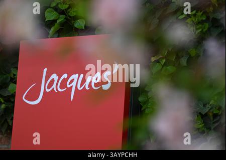 Hambourg, Allemagne. 23 avril 2025. Le mot « Jacques » est écrit sur une pancarte dans le quartier Osdorf de Hambourg. Jacques' Wein-Depot Wein-Einzelhandel GmbH' est une filiale de 'Hawesko Holding se', qui publie son rapport annuel. Crédit : David Hammersen/dpa/Alamy Live News Banque D'Images