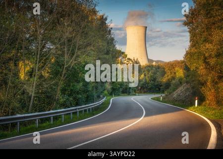 Tours de refroidissement dans la centrale géothermique et une route sinueuse au coucher du soleil. Larderello, région Toscane, Italie. L'énergie géothermique est une forme de an alternatif Banque D'Images