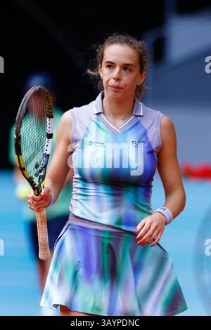 Lucia Bronzetti d'Italie en action contre Naomi Osaka du Japon lors du Mutua Madrid Open 2025, ATP Masters 1000 et WTA 1000, tournoi de tennis le 22 avril 2025 à Caja Magica à Madrid, Espagne Banque D'Images