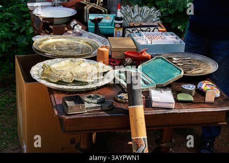 Caldas da Rainha, Portugal - 17 avril 2025 : stand de marché extérieur présentant des objets de décoration et des objets de collection anciens et anciens. Banque D'Images