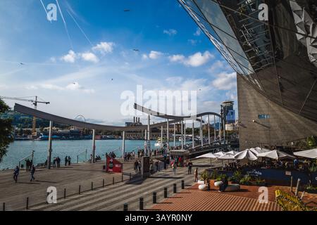 Image du port de Barcelone, ​​from le Maremagnum et la Rambla del Mar à Barcelone, ​​Spain. Banque D'Images