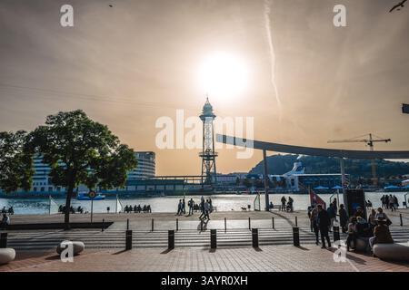 Image du port de Barcelone, ​​from le Maremagnum et la Rambla del Mar à Barcelone, ​​Spain. Banque D'Images