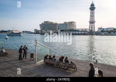 Image du port de Barcelone, ​​from le Maremagnum et la Rambla del Mar à Barcelone, ​​Spain. Banque D'Images