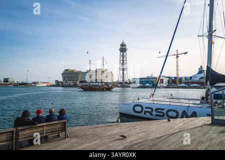 Image du port de Barcelone, ​​from le Maremagnum et la Rambla del Mar à Barcelone, ​​Spain. Banque D'Images