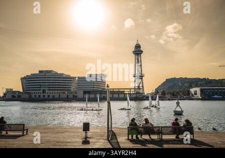 Image du port de Barcelone, ​​from le Maremagnum et la Rambla del Mar à Barcelone, ​​Spain. Banque D'Images