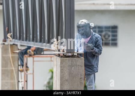 Bangkok, Thaïlande - 18 mai 2017 : les personnes non identifiées sont des ouvriers de la construction ou un travail professionnel pour la construction d'un constructeur sur un chantier de construction. Banque D'Images