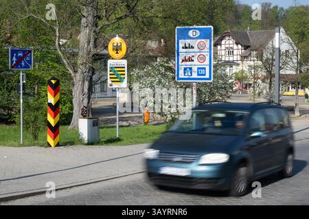 Bad Muskau, Allemagne. 23 avril 2025. Un poste frontière au poste frontière à la frontière germano-polonaise. Crédit : Sebastian Kahnert/dpa/Alamy Live News Banque D'Images
