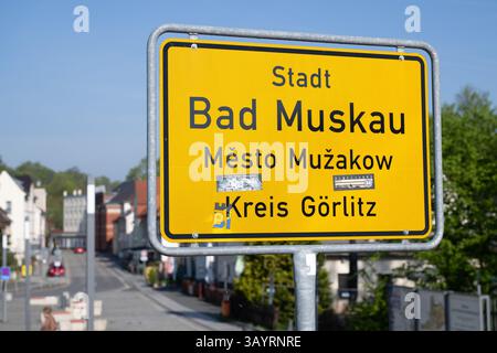 Bad Muskau, Allemagne. 23 avril 2025. Le panneau de la ville de Bad Muskau au poste frontière à la frontière germano-polonaise. Crédit : Sebastian Kahnert/dpa/Alamy Live News Banque D'Images