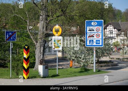 Bad Muskau, Allemagne. 23 avril 2025. Un poste frontière au poste frontière à la frontière germano-polonaise. Crédit : Sebastian Kahnert/dpa/Alamy Live News Banque D'Images