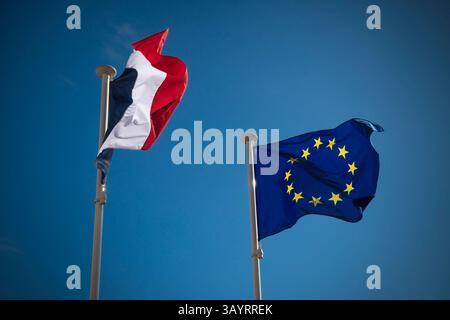 Les drapeaux de la France et de l'Union européenne flottent ensemble Banque D'Images