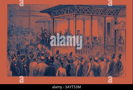 Un grand rassemblement de personnes, beaucoup portant des chapeaux et des vêtements formels, écoute attentivement un orateur sur une plate-forme surélevée, caractérisée par une architecture ornée. La scène transmet un sentiment d'événement et d'engagement communautaire, avec des spectateurs manifestant diverses expressions d'intérêt et de curiosité. Un concert en plein air au café hongrois, l'exposition de Paris, France Art classique avec une touche moderne réinventée par Artotop Banque D'Images