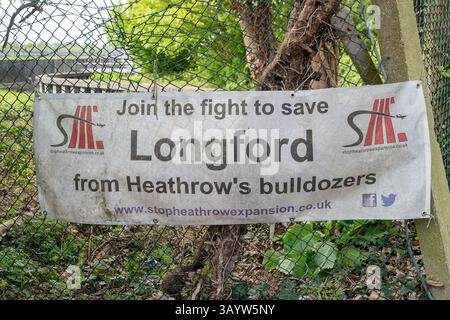 Longford, Royaume-Uni. 18 avril 2025. A Joignez-vous à la bannière Fight to Save Longford dans le village de Longford dans le quartier londonien de Hillingdon. Une partie du village historique de Longford serait démolie si la troisième piste de Londres Heathrow était mise en place. Crédit : Maureen McLean/Alamy Banque D'Images