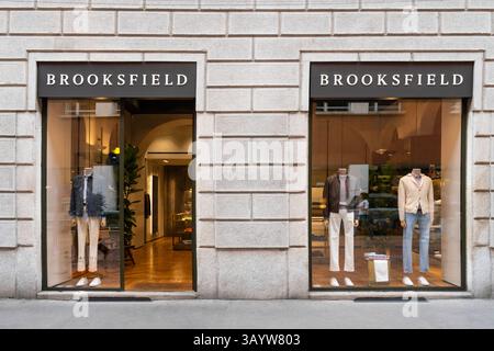 Milan, Italie - 12 avril 2025 : magasin Brooksfield à Milan avec deux grandes fenêtres affichant des looks masculins sur les mannequins et une signalisation propre Banque D'Images