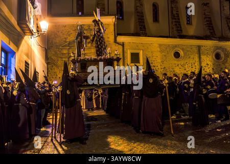 À la vue du Paso El Encuentro del Señor con la Virgen, porté par la Hermandad de Nuestra Señora de la Soledad de San Agustín, la foule en colère se taisait et pleurait avec la mère. Calle Alonso de Ojeda, Cuenca, Castille-la Manche, Espagne Banque D'Images