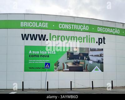 Grande publicité sur la façade d'un magasin leroy merlin au portugal, présentant leurs services et leur site web pour des projets d'amélioration de l'habitat Banque D'Images