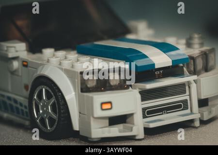 Gros plan du modèle LEGO 2 Fast 2 Furious Nissan Skyline GT-R. Voiture-jouet détaillée Banque D'Images