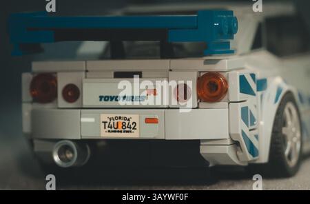 Gros plan du modèle LEGO 2 Fast 2 Furious Nissan Skyline GT-R. Voiture-jouet détaillée Banque D'Images