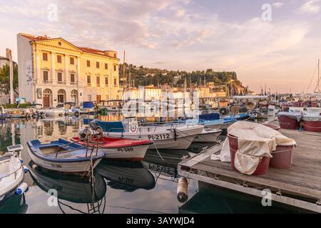 Piran, Slovénie - 29 août 2024 : paysage urbain de Piran avec vue sur le port pendant l'heure dorée à la péninsule d'Istrie le long de la mer Adriatique en Slovénie Banque D'Images