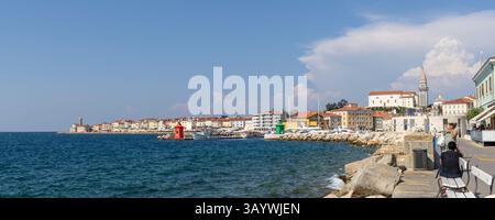 Piran, Slovénie - 29 août 2024 : vue panoramique de Piran sur la péninsule d'Istrie le long de la mer Adriatique en Slovénie Banque D'Images
