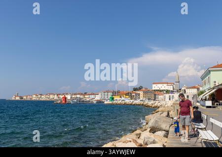 Piran, Slovénie - 29 août 2024 : paysage urbain de Piran sur la péninsule d'Istrie le long de la mer Adriatique en Slovénie Banque D'Images