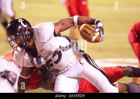 4 septembre - Cincinnati court-circuitant Isaiah Pead dans le match avec Fresno State au Bulldog Stadium de Fresno, CA. Fresno State a remporté le match 28 à 14.(image de crédit : © Phil Hawkins/Cal Sport Media/ZUMApress.com) Banque D'Images