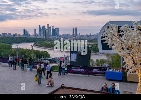 30 avril 2024, Moscou, Russie. Passants à la plate-forme d'observation sur Vorobyovy Gory. En arrière-plan se trouve le complexe d'affaires de Moscou. Banque D'Images