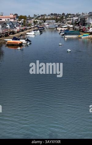 Bateaux amarrés le long du Grand canal sur Balboa Island Newport Beach Southern California USA Banque D'Images