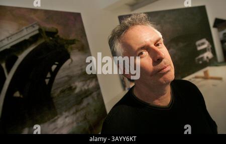 28 octobre 2009 - San Diego, Californie, États-Unis - 28 septembre 2010 - SAN DIEGO, CA- artiste Hans (cq) Weigand avec deux des huit panneaux de toile de son exposition, ''Deep Water Horizon'', dont l'ouverture est prévue le 1er octobre à la University Art Gallery du Mandeville Center sur le campus de l'Université de Californie, San Diego. La course se poursuit jusqu'au 27 novembre. (Howard Lipin/San Diego Union-Tribune) crédit photo obligatoire : HOWARD Lipin/San Diego Union-Tribune/ZUMA PRESS, San Diego Union-Tribune Publishing Company. (Crédit image : © The San Diego Union-Tribune/ZUMApress.com) Banque D'Images