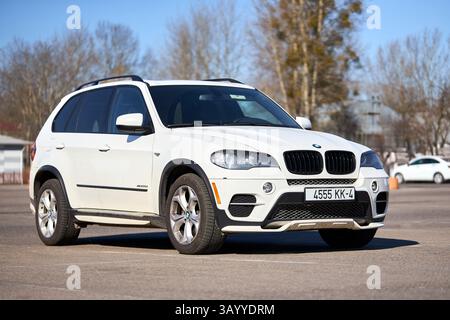 Berlin, Allemagne - 20 mars 2025 : BMW E70 II 3.5D deuxième génération BMW X5 VUS multisegment de luxe de taille moyenne garé dans le stationnement ciblé sur urbain Banque D'Images