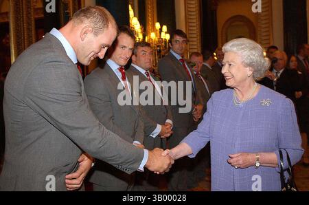 08 décembre 2003 - Londres, Grande-Bretagne - A14123.053599 12/08/2003.la reine Elizabeth II rencontre les stars du rugby anglais Lawrence Dellaglio, Mike Catt et Jason Leonard pour célébrer la victoire de la Coupe du monde de rugby lors d'une réception au Buckingham Palace à Londres . 2003 (crédit image : © Globe photos/ZUMApress.com) Banque D'Images