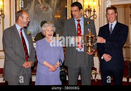 08 décembre 2003 - Londres, Grande-Bretagne - A14123.053599 12/08/2003.la Reine Elizabeth II et le Prince William avec l'entraîneur de rugby anglais Clive Woodward (à gauche) et le capitaine Martin Johnson et le Trophée Webb Ellis pour célébrer la victoire de la Coupe du monde de rugby lors d'une réception au Buckingham Palace à Londres . 2003 (crédit image : © Globe photos/ZUMApress.com) Banque D'Images