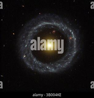 Est-ce une galaxie ou deux. L'astronome Art Hoag a posé cette question pour la première fois lorsqu'il a découvert cet objet extragalactique inhabituel. À l'extérieur se trouve un anneau dominé par des étoiles bleues vives, tandis que près du centre se trouve une boule d'étoiles beaucoup plus rouges qui sont probablement beaucoup plus anciennes. Entre les deux, il y a un écart qui semble presque complètement sombre. Comment l'objet de Hoag s'est formé reste inconnu, bien que des objets similaires aient été identifiés et collectivement étiquetés comme une forme de galaxie annulaire. Les hypothèses de Genèse incluent une collision de galaxies il y a des milliards d'années et l'effet gravitationnel d'une barre centrale qui a depuis v Banque D'Images