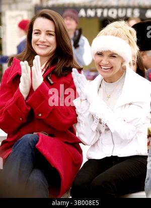 02 janvier 2007 - Kelly Finch (Kristin Davis) et le nouveau b.f.f. Tia Hall (Kristin Chenoweth) profitent des festivités des Fêtes.K51213ES.'' DECK LES HALLS ''. PHOTO DE TÉLÉFILM. 2006. (Crédit image : © Globe photos/ZUMApress.com) Banque D'Images