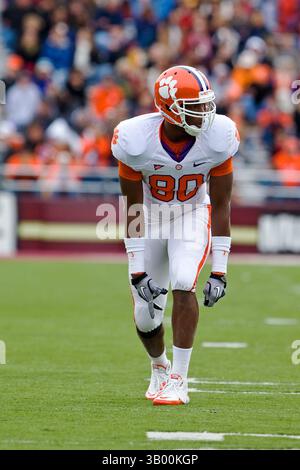 30 octobre 2010 : Clemson Tigers Tight End Brandon Ford (80 ans) attend le coup avant de courir contre Boston College au stade Alumni de Chestnut Hill, Massachusetts. Boston College a battu Clemson 16-10.(image crédit : © Anthony Nesmith/Cal Sport Media/ZUMApress.com) Banque D'Images