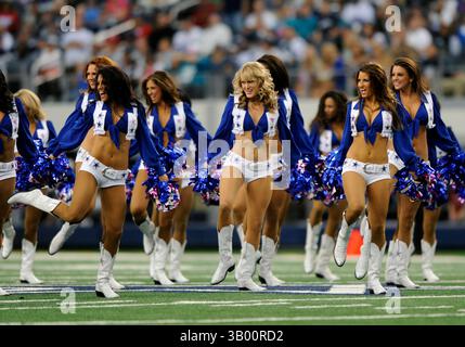 31 octobre 2010 : les pom-champions des Dallas Cowboys jouent dans un match de football de la NFL entre les Dallas Cowboys et les Jaguars de Jacksonville au Cowboys Stadium d'Arlington, TX Jacksonville a battu Dallas 35 (crédit image : © Albert Pena/Cal Sport Media/ZUMApress.com) Banque D'Images