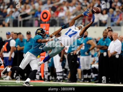 31 octobre 2010 : Sam Hurd #17, receveur des Dallas Cowboys, est renversé en première mi-temps dans un match de football de la NFL entre les Dallas Cowboys et les Jaguars de Jacksonville au Cowboys Stadium d'Arlington, TX Jacksonville a battu Dallas 35 (crédit image : © Albert Pena/Cal Sport Media/ZUMApress.com) Banque D'Images