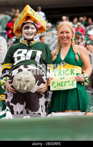 31 octobre 2010 - East Rutherford, New Jersey, États-Unis - deux fans des Green Bay Packers en costume pendant les échauffements précédant le match de la NFL entre les Green Bay Packers et les jets de New York au New Meadowlands Stadium. (Crédit image : © Chris Szagola/Cal Sport Media/ZUMApress.com) Banque D'Images