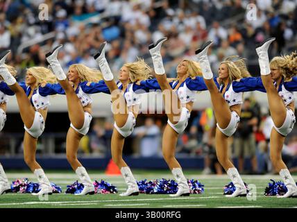 31 octobre 2010 : les pom-champions des Dallas Cowboys jouent dans un match de football de la NFL entre les Dallas Cowboys et les Jaguars de Jacksonville au Cowboys Stadium d'Arlington, TX Jacksonville a battu Dallas 35 (crédit image : © Albert Pena/Cal Sport Media/ZUMApress.com) Banque D'Images