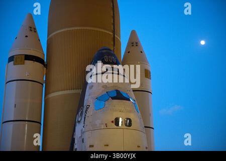 01 nov. 2010 - Cape Canaveral, Floride, États-Unis - navette spatiale Discovery alors que l'engin commençait son trek nocturne, connu sous le nom de 'Rollout', du bâtiment d'assemblage de véhicules à la plate-forme de lancement 39A. Il a fallu environ six heures à la navette, attachée à son réservoir de carburant externe, à ses propulseurs jumelés à fusée solide et à sa plate-forme de lancement mobile, pour terminer le mouvement au sommet d'un transporteur à chenilles. Sur STS-133, sa dernière mission prévue, Discovery emmènera le module permanent polyvalent emballé avec des fournitures et des pièces de rechange critiques, ainsi que Robonaut 2 à la Station spatiale internationale..(image de crédit : © Tony Gray/NASA/ZUMApre Banque D'Images