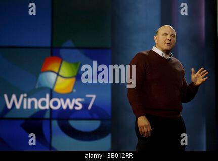 26 NOVEMBRE 2010 - ***CORRECCIÃ“N PIE DE FOTO*** LAS08. LAS VEGAS (EEUU), 03/06/09.- FotografÃ­a de archivo del 7 de enero de 2009 del Director General de Microsoft, Steve Ballmer, ofreciendo el discurso de apertura de la Feria de ElectrÃ³nicaque se celebrÃ³ en Las Vegas, Nevada, con el logo de Windows 7 al fondo. Microsoft anunciÃ³ ayer que la fecha de lanzamiento mundial de Windows 7, el sistema operativo diseÃ±ado para reemplazar a Windows Vista, serÃ el prÃ³ximo 22 de octubre. EFE/ARCHIVO/LAURA RAUCH (crédit image : © El Tiempo/GDA/ZUMAPRESS.com) Banque D'Images