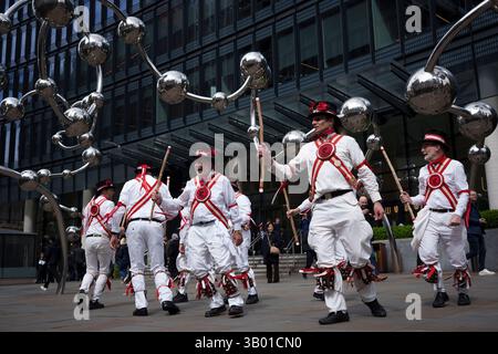 Les membres des Ewell St Mary's Morris Men dansent des jigs sous l'œuvre de Yayoi Kusama intitulée « Infinite accumulation » (2024) à Liverpool Street le jour de la Saint George, le jour où l'Angleterre célèbre sa date nationale, le 23 avril 2025, dans la ville de Londres, Angleterre. La danse Morris est une forme de danse folklorique anglaise accompagnée d'accordéon et de pipes. Il est basé sur le pas rythmique et l'exécution de figures chorégraphiées par un groupe de danseurs. Des instruments tels que des bâtons, des épées et des mouchoirs peuvent également être portés par les danseurs. Les enregistrements anglais de la danse Morris remontent au 15e. Banque D'Images