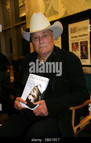14 octobre 2008 - New York, New York, États-Unis - I13834BT.TONY CURTIS SIGNE ET DISCUTE DE SON NOUVEAU LIVRE ''AMERICAN PRINCE'' CHEZ BARNES AND NOBLE, NEW YORK CIYT 10-14-2008.(image de crédit : © Barry Talesnick/Globe photos/ZUMAPRESS.com) Banque D'Images