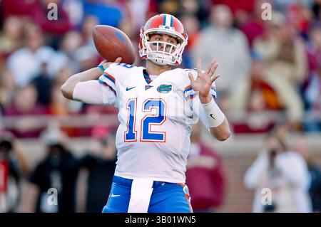 27 novembre 2010 : le quarterback John Brantley (12 ans) des Florida Gators passe pendant la première demi-match entre l'ACC Conference Florida State Seminoles et la SEC Conference University of Florida Gators au Doak Campbell Stadium de Tallahassee, en Floride. (Crédit image : © Gray Quetti/Cal Sport Media/ZUMAPRESS.com) Banque D'Images